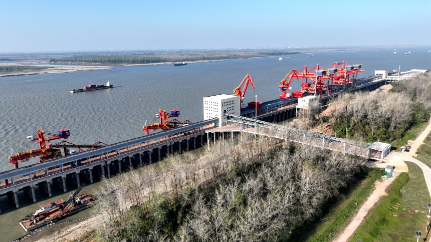 碼頭各項(xiàng)配套工程正在加速施工。鄭飛華攝