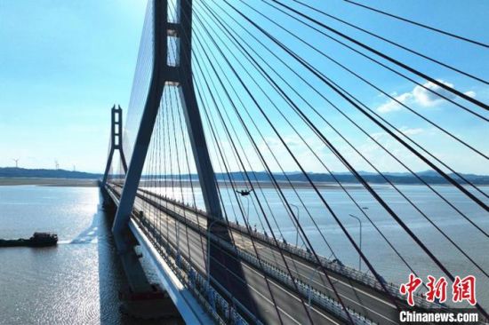 圖為無人機(jī)自主起飛為橋梁主塔“體檢”。江西省交通投資集團(tuán)路網(wǎng)運(yùn)營管理公司供圖